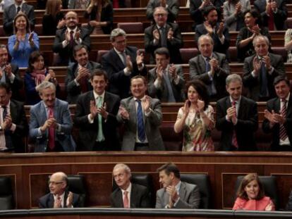 La bancada popular aplaude a Mariano Rajoy (abajo derecha, al lado de Soraya S&aacute;enz de Santamar&iacute;a), en una sesi&oacute;n de control al Gobierno del pasado mes de junio.