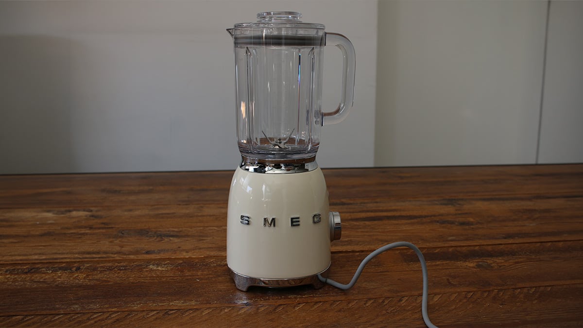 El problema de la batidora de vaso Smeg Farbe Pastell es que no está diseñada para trabajos intensivos.
