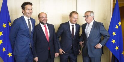 De izquierda a derecha, el ministro holand&eacute;s de Finanzas y presidente del Eurogrupo, Jeroen Dijsselbloem, el presidente del Parlamento Europeo, Martin Schulz, el presidente del Consejo Europeo, Donald Tusk y el presidente de la Comisi&oacute;n Europea, Jean-Claude Juncker, tras un almuerzo de negocios y una videoconferencia con el presidente del Banco Central Europeo (BCE), Mario Draghi en la sede de la Comisi&oacute;n Europea en Bruselas, B&eacute;lgica, ayer 16 de junio de 2015. 