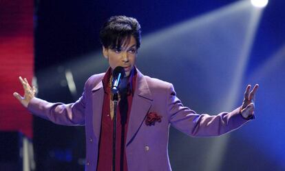 Prince, vestido con el color elegido por Pantone como tono de 2018, en 2006.