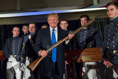 Donald Trump sostiene una rplica de un rifle durante la Cena Patriota de la Sociedad Republicana en Charleston, Carolina del Sur, en 2015.