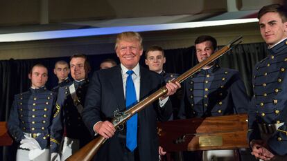Donald Trump con una réplica de un fusil antiguo.
