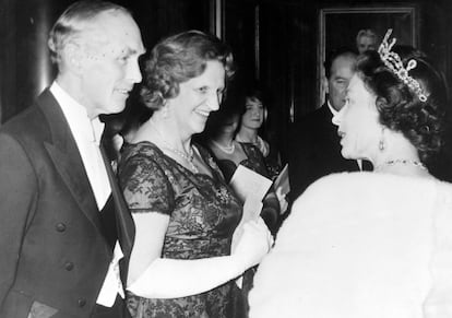 El 12 de noviembre de 1964 el primer ministro, Lord Alec Douglas, y su esposa, Elizabeth Arlington, saludan a Isabel II. Entonces Douglas acababa de convertirse en jefe de la oposicin, tras solo un a?o en el Gobierno.