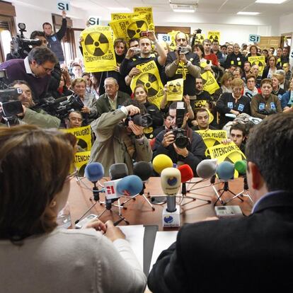 El alcalde de Yebra, de espaldas, a la derecha, en un momento del pleno del jueves.