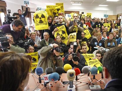 El alcalde de Yebra, de espaldas, a la derecha, en un momento del pleno del jueves.