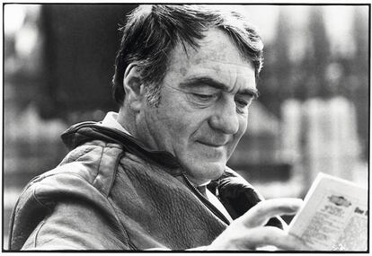 En esta imagen, Claude Lanzmann sonríe mientras lee el diario francés ‘Libération’, pero lo habitual es que se cabreara con la prensa.