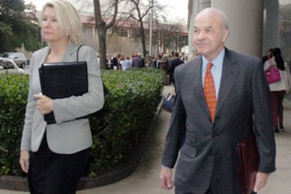 El fundador y ex presidente de Enron, Kenneth Lay, y su esposa, en la Corte Federal de Houston.