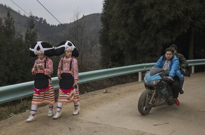 Muchas mujeres jóvenes dicen que ahora llevan los tocados sólo para ocasiones especiales y festivales, como los adornos, que están unidos por los cuernos a su cabello real. En la imagen, las hermanas Xiong Wanme (d) y Xiong Wanying (i) de 14 y 15 años pasean con los tocados típicos de la étnia Long Horn Miao en Longga (China).
