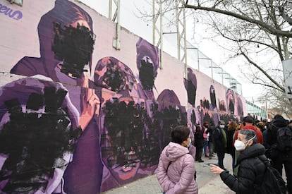 El mural feminista, 'La unión hace la fuerza', del distrito de Ciudad Lineal de Madrid, amaneció el Día de la Mujer con pintadas de color negro que tapaban los rostros de las mujeres homenajeadas en la pintura.