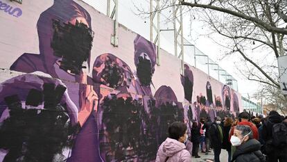 El mural feminista, 'La unión hace la fuerza', del distrito de Ciudad Lineal de Madrid, amaneció el Día de la Mujer con pintadas de color negro que tapaban los rostros de las mujeres homenajeadas en la pintura.