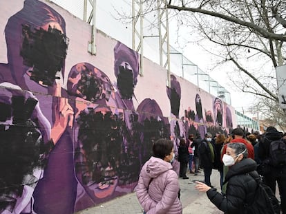 El mural feminista, 'La unión hace la fuerza', del distrito de Ciudad Lineal de Madrid, amaneció el Día de la Mujer con pintadas de color negro que tapaban los rostros de las mujeres homenajeadas en la pintura.