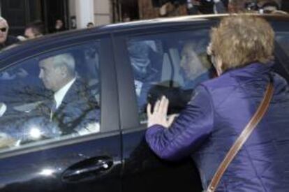 Una afectada por las preferentes aporrea el coche que traslada al expresidente de Caja Madrid Miguel Blesa (d) a su salida de la Audiencia Nacional a principios de marzo, donde declaró ante el juez Fernando Andreu. EFE/Archivo