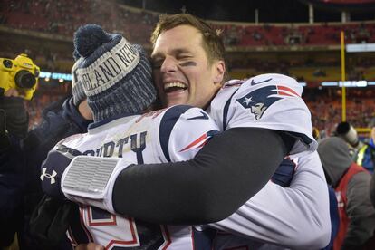 Brady celebra con McCourty la victoria.