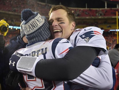 Brady celebra con McCourty la victoria.