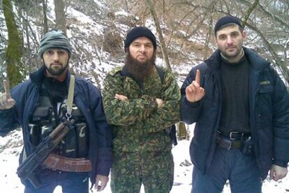 El terrorista checheno -en la foto flanqueado por dos de sus hombres-