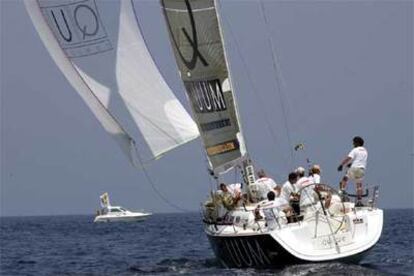 El velero <i>Quum Sevilla,</i> ganador de la competición, ayer, durante la regata.