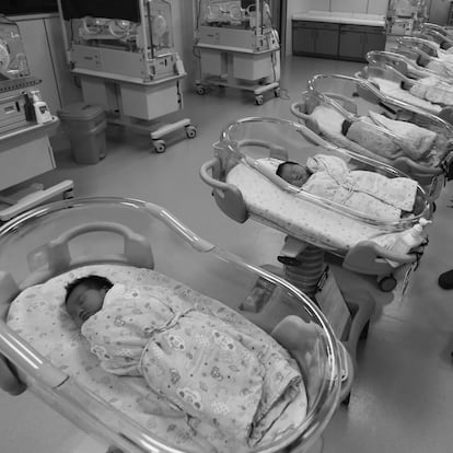 FUYANG, CHINA - AUGUST 08 2022: A nurse checks newborn babies in a maternity hospital in Fuyang in central China's Anhui province Monday, Aug. 08, 2022. As the birth rates keeps dropping in China, the country is expected to encounter negative population growth soon. (Photo credit should read AN MING/ Feature China/Future Publishing via Getty Images)