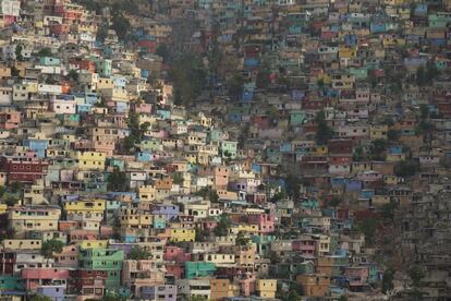 Vista de las casas en una colina del distrito de Jalousie, en Port-au-Prince. Haití sufría una grave escasez de viviendas, incluso antes del terremoto de 2010. De acuerdo con un informe de enero de 2015 de Amnistía Internacional, el terremoto aumentó aún más el déficit. Mientras tanto, los esfuerzos de reconstrucción se centraron en levantar refugios temporales más que en edificar viviendas permanentes.