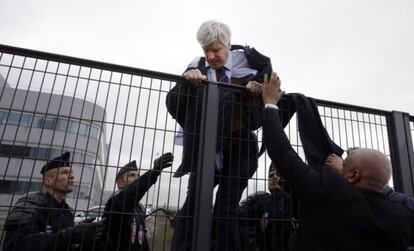 El director de Air France en Orly, Pierre Plissonnier, huye tas el asalto de los empleados en Roissy-en-France (Francia).