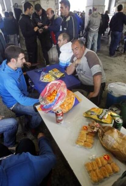 Trabajadores de Sniace se disponen a pasar la noche en dependencias de las factoría, con motivo del encierro de 24 horas que llevarán a cabo hoy para reclamar que la factoría cántabra no cierre, pues, entienden, que así aseguran el futuro de su comarca.