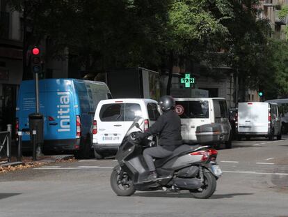 Furgonetas y camionetas de reparto de mercancías en la madrileña calle de Ferraz.