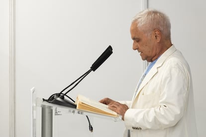 El periodista Juan Cruz participa en el homenaje al Mario Vargas Llosa en la Feria del Libro de Madrid, el 31 de mayo de 2025.