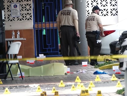 Agentes de la policía de Miami-Dade trabajan en el lugar del tiroteo, Florida.