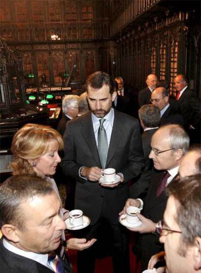 El príncipe de Asturias toma café con los presidentes autonómicos Esperanza Aguirre (Madrid), José Montilla (Cataluña), Paulino Rivero (Canarias) y Alberto Núñez Feijóo (Galicia). Al fondo, el rey Juan Carlos.
/ pool