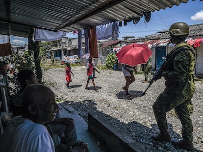 Un militar patrulla una de las calles contiguas al puerto de Buenaventura (Colombia).