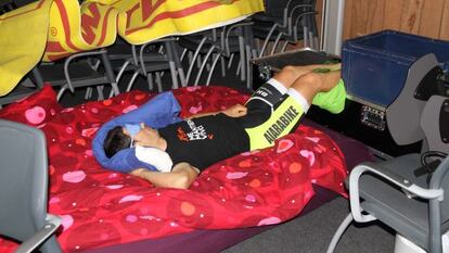 Julián Sanz, mientras dormía en un descanso de su intento de récord.