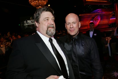 Los actores y amigos John Goodman y Bruce Willis en una fiesta en honor a Al Pacino en el año 2005 en Beverly Hills, California (EE UU).