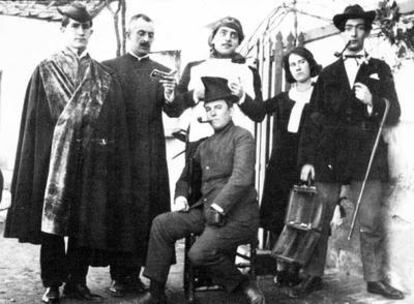 Reunión de la Orden de Toledo en la Venta de los Aires. De izquierda a derecha, José Bello, José Moreno Villa, Luis Buñuel, José María Hinojosa (sentado) María Luisa González y Salvador Dalí.