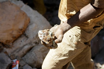 Mineral en bruto en un yacimiento de cobalto y cobre en Kolwezi, en el sur de la República Democrática del Congo, en junio de 2016.