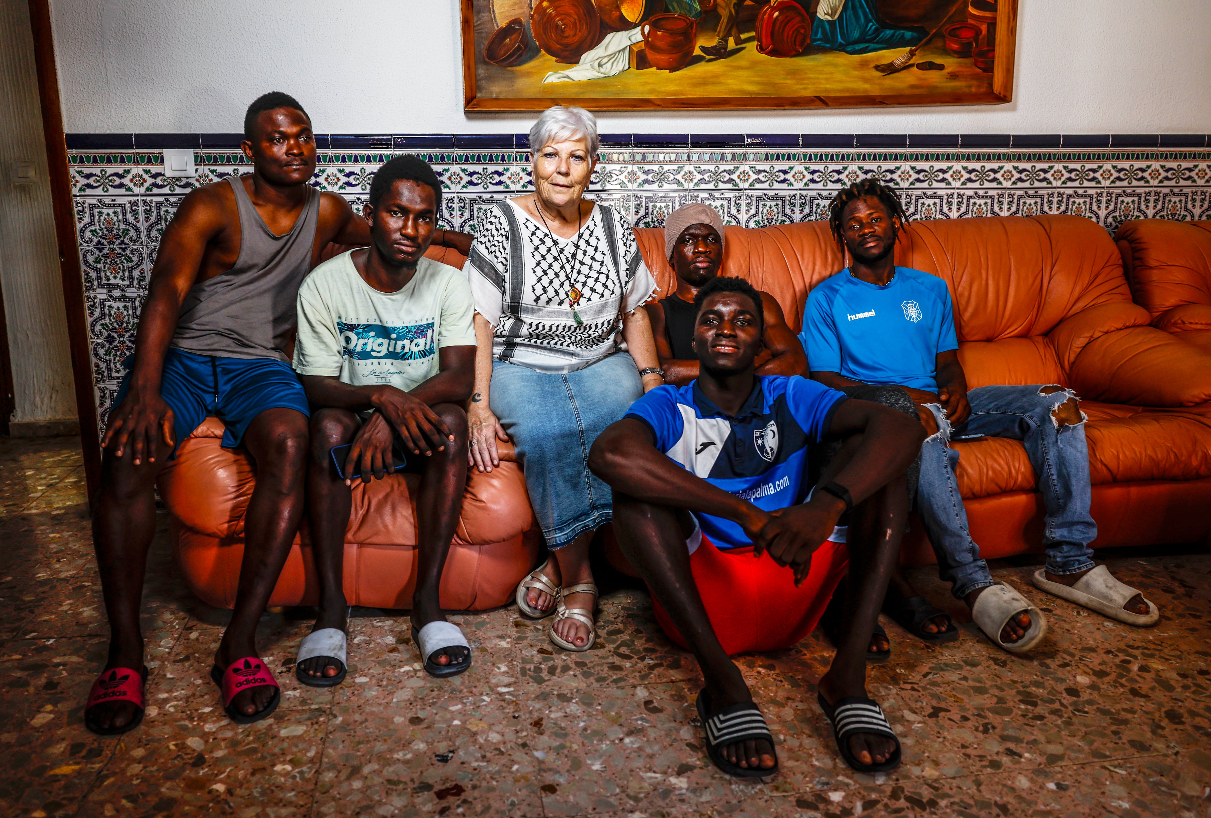 Emilia, junto los jóvenes que tiene acogidos en la casa de Almoradiel.