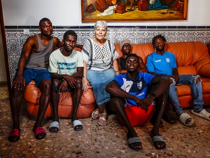 Emilia, junto los jóvenes que tiene acogidos en la casa de Almoradiel.