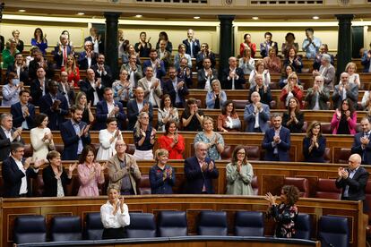 La bancada socialista aplaude a la ministra de Hacienda, María Jesús Montero, el jueves, durante la segunda jornada del debate de las enmiendas a la totalidad al proyecto de Presupuestos.