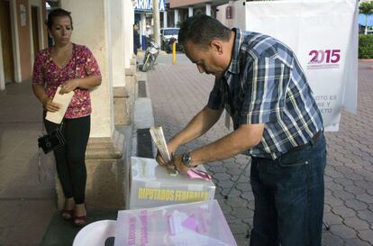 Un hombre deposita su voto en una urna en Michoacán. Este domingo saldrán elegidos nueve gobernadores, 500 diputados federales, 1009 alcaldes o jefes de delegación y 641 diputados locales.