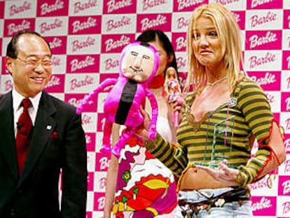 Britney Spears recibe un muñeco como regalo