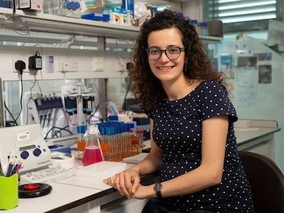 La bióloga Marta Shahbazi, en su laboratorio de la Universidad de Cambridge.