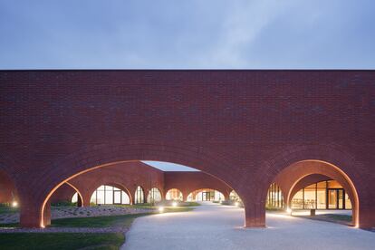 Talleres de Hermès en Normandía, diseño de la arquitecta libanesa Lina Ghotmeh.