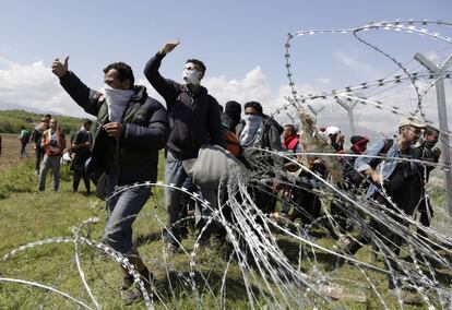 Varias ONG han denunciado numerosos actos violentos cometidos por la Policía macedonia contra los habitantes del campo de refugiados.