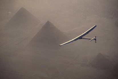 El Solar Impulse 2 cerca de las pirámides de Giza el 13 de julio, antes de su aterrizaje en El Cairo, Egipto. Su velocidad de travesía se sitúa entre 45 y 90 kilómetros por hora y alcanza una altura máxima de 8.500 metros.