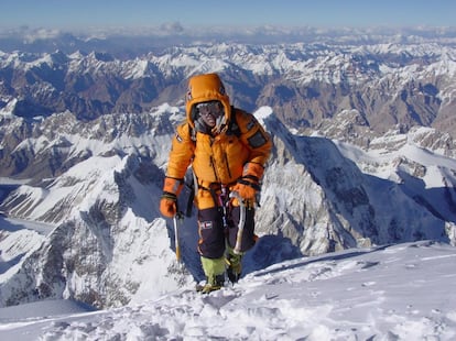 De niña, la alpinista, ingeniera industrial y empresaria Monte Perdido, territorio compartido entre España y Francia e inscrito en la lista del patrimonio mundial de la Unesco en 1997. A los 16 años, Pasaban ascendió al Mont Blanc, 4.810 metros sobre el nivel del mar en los Alpes, y cuenta que esa experiencia la marcó. En 2010 entró en la historia del alpinismo al coronarse como la primera mujer del mundo en subir los 14 ochomiles del planeta, y la vigésimo primera persona, incluyendo a los hombres: el primero fue el Everest, en 2001; el último, Shisha Pangma, en 2010. En la imagen, Pasaban, en la cima del K2 en 2004.