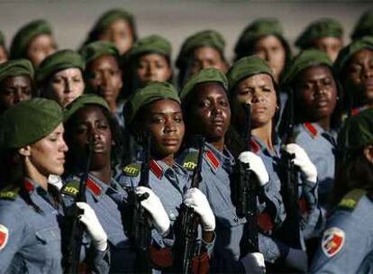 Una unidad femenina desfila por La Habana en el 50º aniversario de la creación de las Fuerzas Armadas Revolucionarias, celebrado en diciembre.