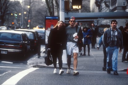 Otra imagen noventera para el recuerdo: Carolyn Bessette y John F. Kennedy Jr. bajando a comprar el periódico el domingo, en Manhattan. Por supuesto, en chándal, el atuendo del fin de semana.