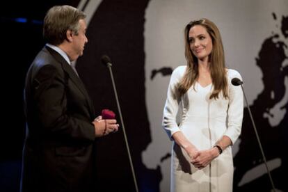 Angelina Jolie recoge el galardón por su década como embajadora de buena voluntad de ACNUR de manos del Alto Comisionado António Guterres.