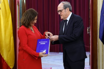 La presidenta del Congreso, Francina Armengol, recibe el informe de manos del defensor del Pueblo, Ángel Gabilondo, este viernes.