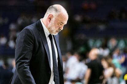 Cambio en el banquillo del Real Madrid de baloncesto. El equipo blanco ha comunicado a Pablo Laso, que aún tenía un año de contrato, que lo aparta de sus funciones por sus problemas de salud, tras el infarto que sufrió hace unas semanas.