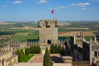 Patio, torres y almenas del castillo de Almodóvar del Río, en Córdoba.