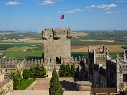 Patio, torres y almenas del castillo de Almodóvar del Río, en Córdoba.